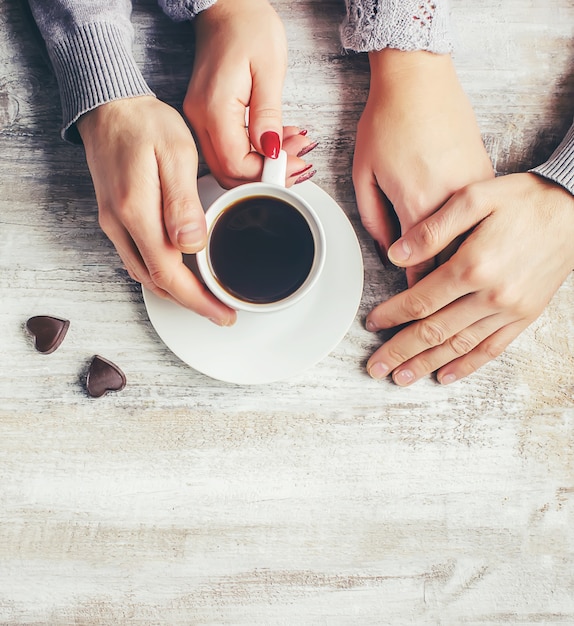 Café quente nas mãos de um ente querido.