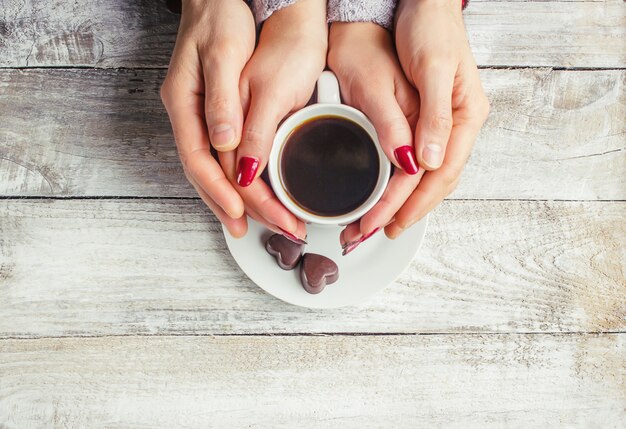 Café quente nas mãos de um ente querido.