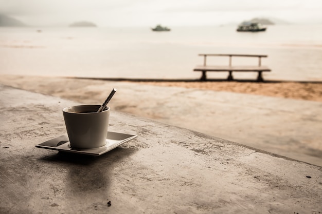 Foto café quente no fundo da praia tropical