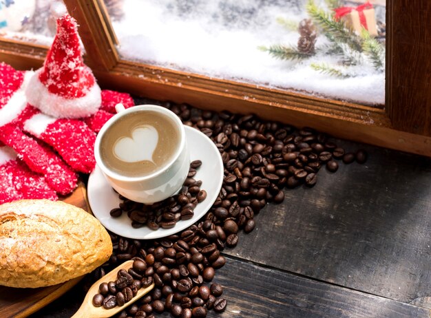 Café quente para o inverno com neve. Feliz Natal e feliz ano novo de férias.