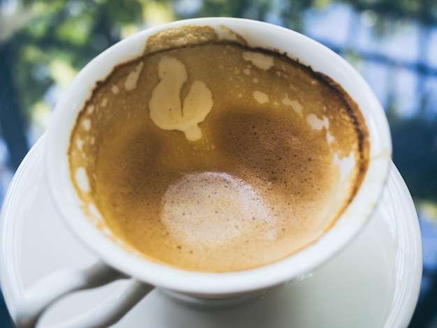 Café quente vazio na xícara de cerâmica branca