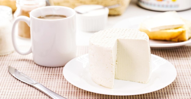 Café con queso desayuno típico brasileño servido con café caliente y queso casero hecho en comida de restaurante brasileño de Minas Gerais