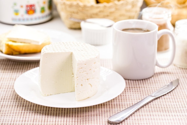 Café con queso desayuno típico brasileño servido con café caliente y queso casero hecho en Minas Gerais