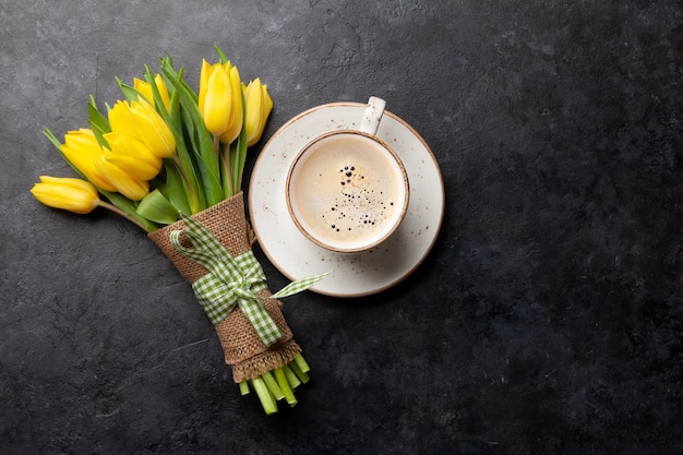 Café y ramo de flores de tulipán amarillo