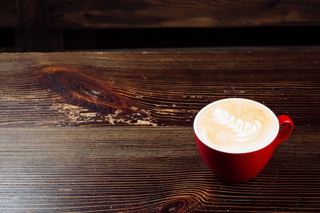 Café recién hecho con café con leche en taza roja