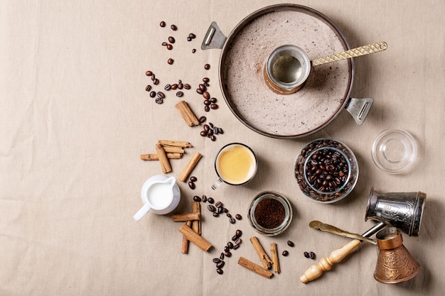 Café recién hecho con canela