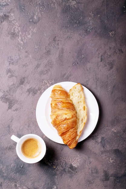 Café recién hecho con croissant