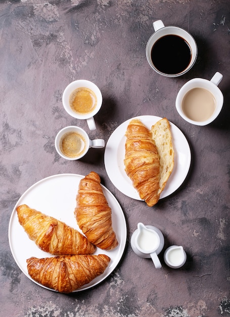 Café recién hecho con croissant