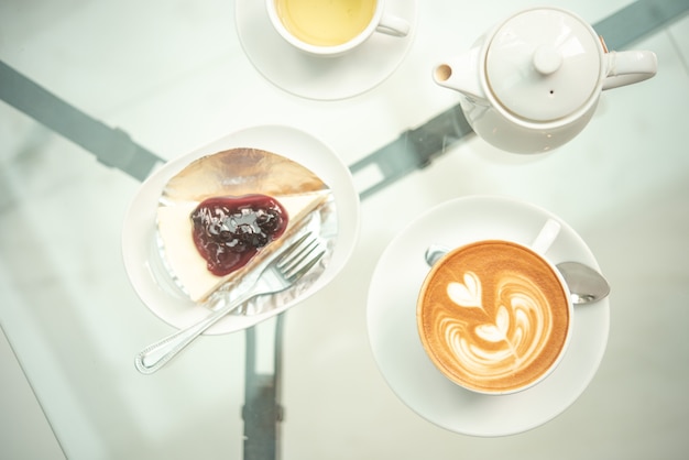 El café recién hecho para la gran mañana está listo para la vida humana ocupada en el mundo moderno.