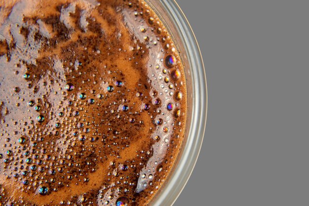 Café recién hecho en una taza sobre fondo gris closeup