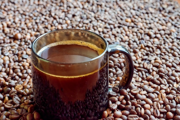 Café recién hecho en una taza de vidrio oscuro