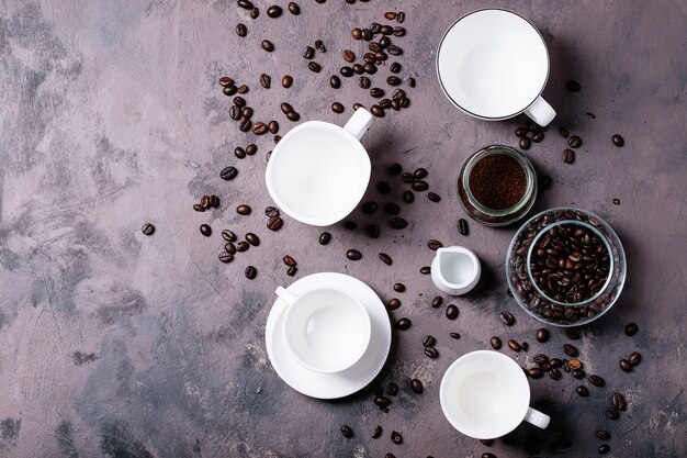 Café recién hecho en tazas