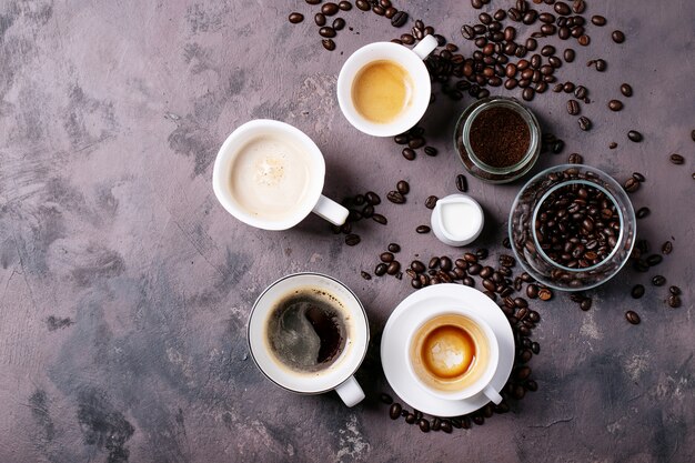 Café recién hecho en tazas