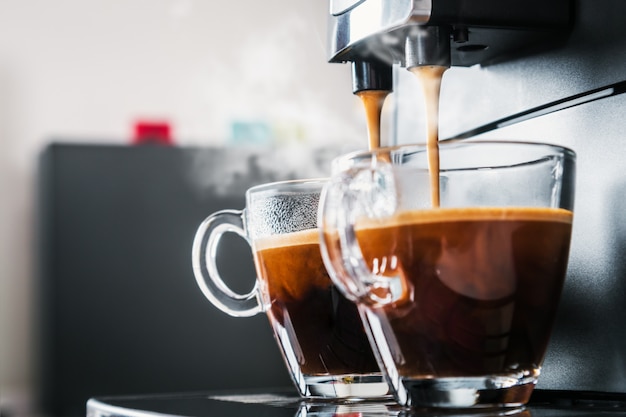 Foto el café recién hecho se vierte de la cafetera.