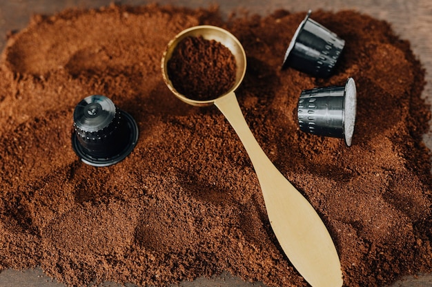 Foto café recién molido en una bandeja de madera