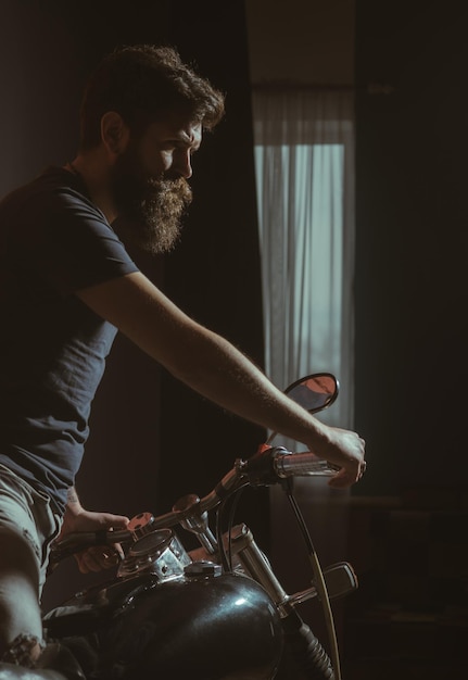 Café-rennfahrer café-rennfahrer-plakat mit bärtigen biker café-rennfahrer-konzept mit hipster-typ café-rennfahrer-konzept freiheitsräder