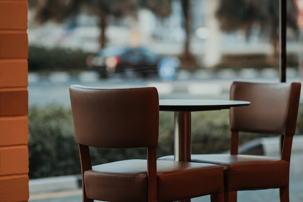 Café restaurante ao ar livre vazio com mesa e cadeiras do Street View para duas pessoas