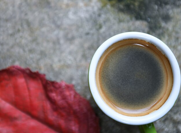 Café y rojo deja en piso de concreto.