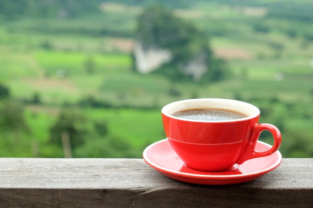 Café rojo en el piso de madera. Primer tiro.