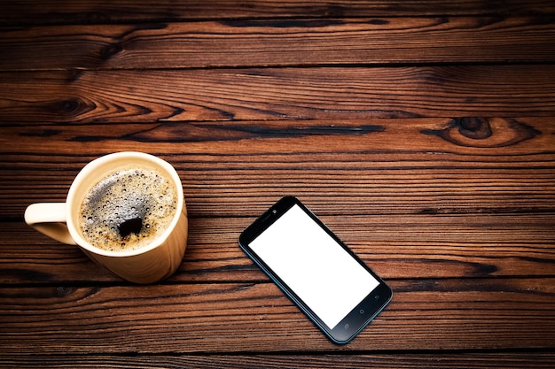 Café saboroso com telefone na mesa de madeira