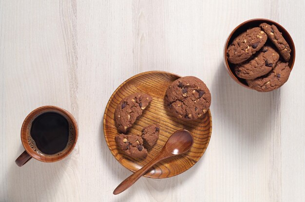 Café y sabrosas galletas con chispas de chocolate