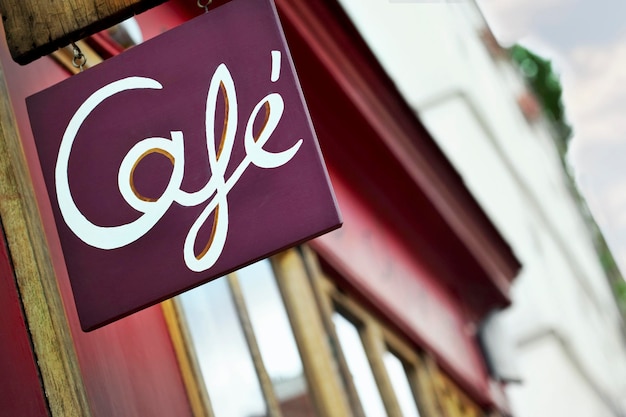 Café-Schild in einem Dorf