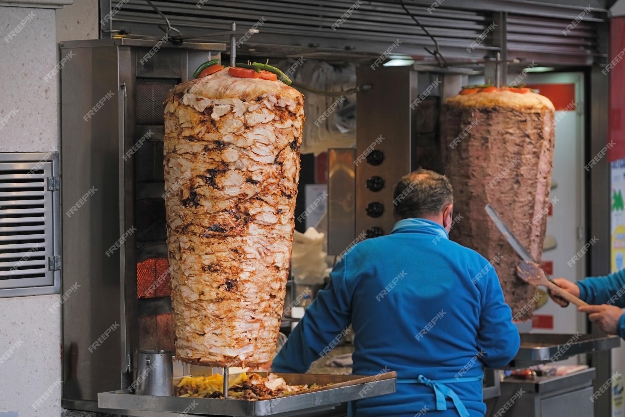 Café shawarma de rua com espetos de frango e carne