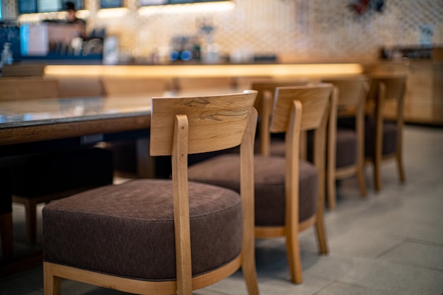 un café con una silla de madera