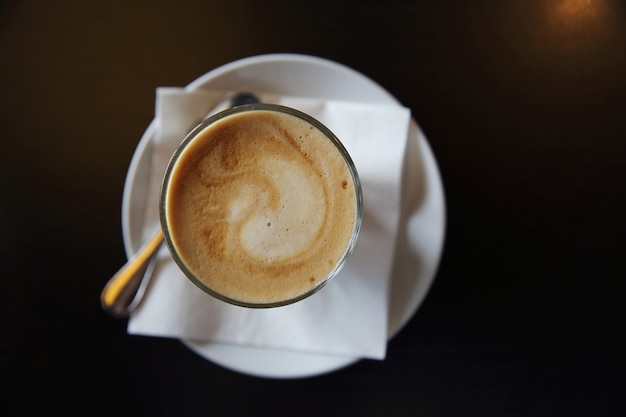 Café sobre fondo de madera