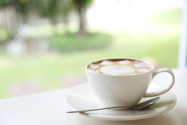 Café sobre fondo de madera