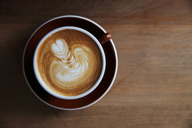 Café sobre fondo de madera