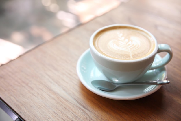 Café sobre fondo de madera