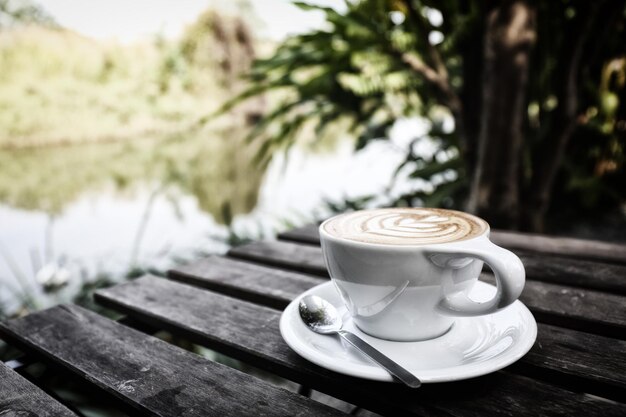 Café sobre fondo de madera