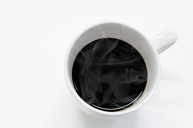 Café solo caliente en taza de café blanco sobre fondo blanco