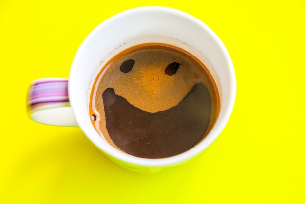 Café con una sonrisa de la espuma. Foto divertida.