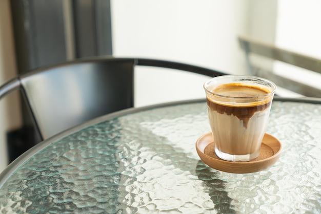 Café Sujo - Um copo de café expresso misturado com leite fresco frio em uma cafeteria e restaurante