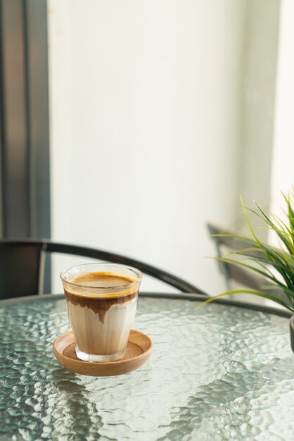 Café Sujo - Um copo de café expresso misturado com leite fresco frio em uma cafeteria e restaurante