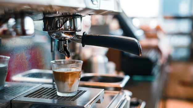 Café Sujo Um copo de espresso misturado com leite fresco frio