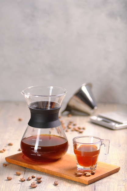 café en una tabla de madera en una taza