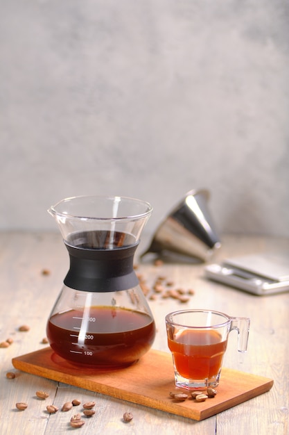 Foto café en una tabla de madera en una taza