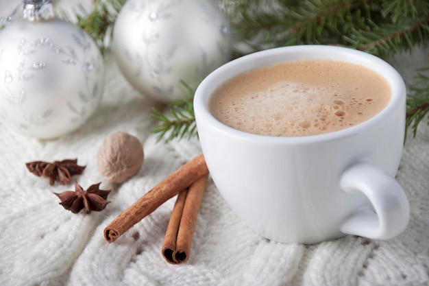 Café en una taza blanca con atributos de Año Nuevo