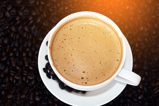 Café en taza blanca para bebida.