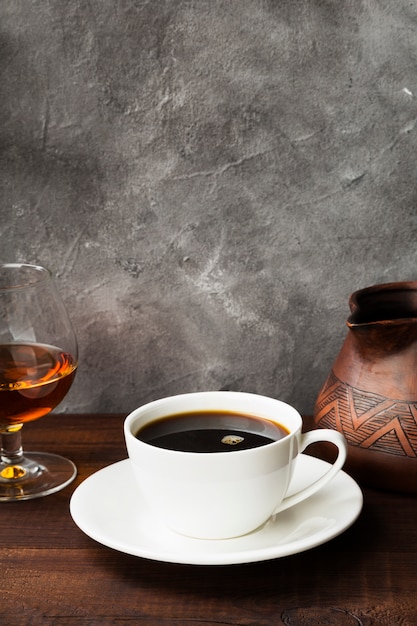 Café en taza blanca con coñac.