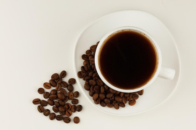 Café en una taza blanca y frijoles