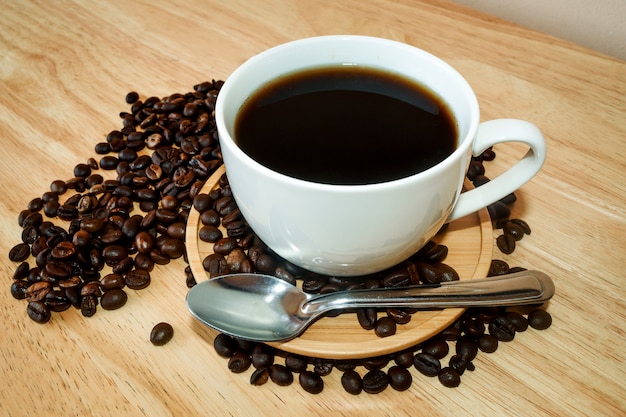 Café en taza blanca en mesa de madera en cafetería