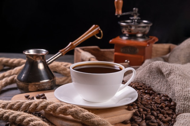 Café en una taza blanca sobre la mesa