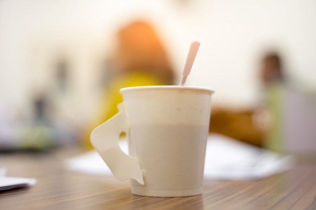 Café en una taza blanca sobre la mesa.