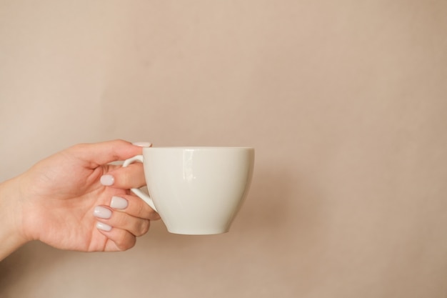 café con taza de cerámica en la mano