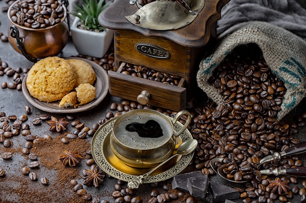 Café en una taza en granos de café.