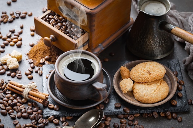 Café en una taza de granos de café.